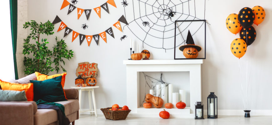 Interior,Of,The,House,Decorated,For,Halloween,Pumpkins,,Webs,And